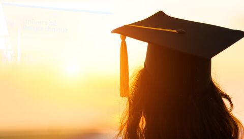 photo d'un étudiant diplômé regardant l'horizon